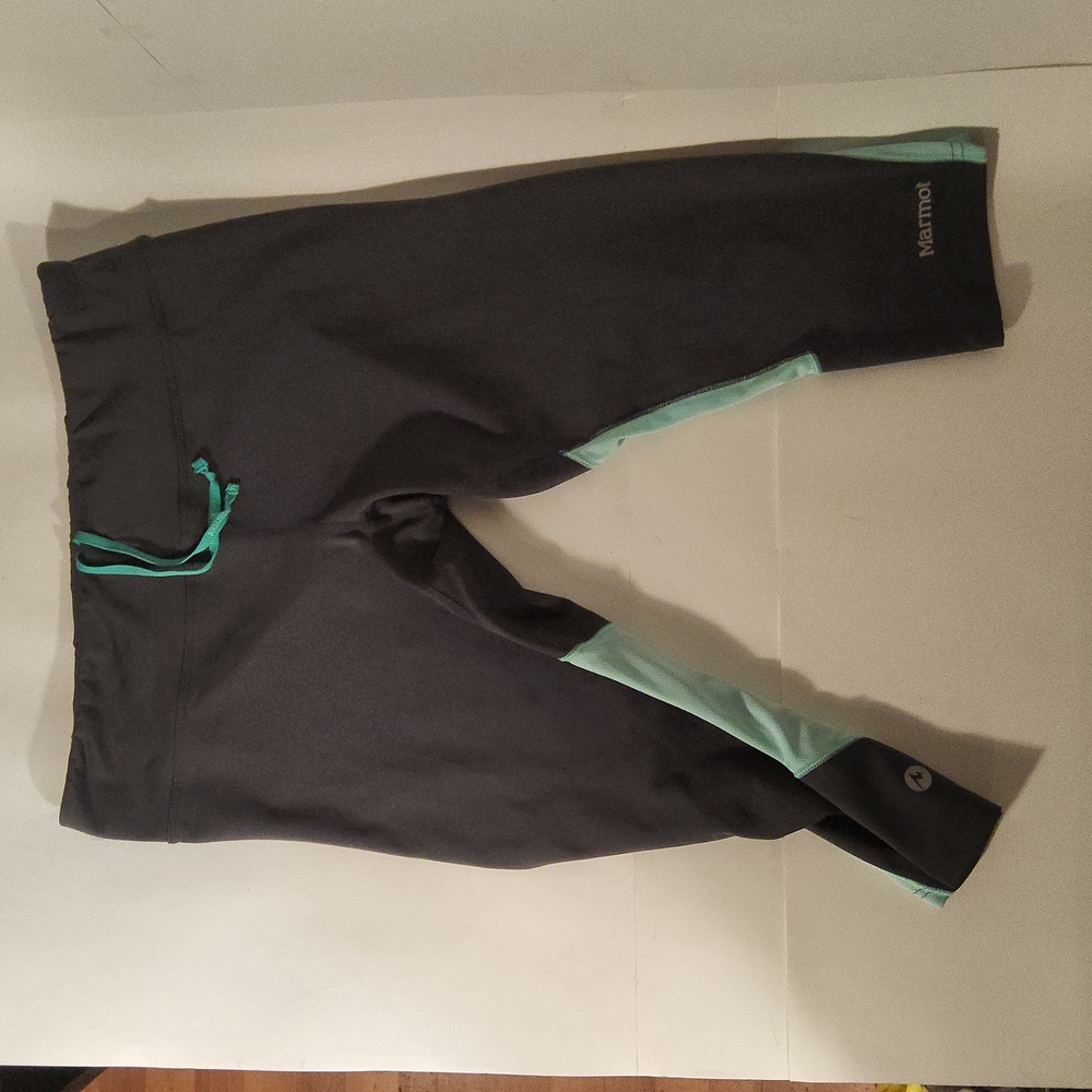 Marmot women's yoga capri stretch pants. Gray. Green. Large.